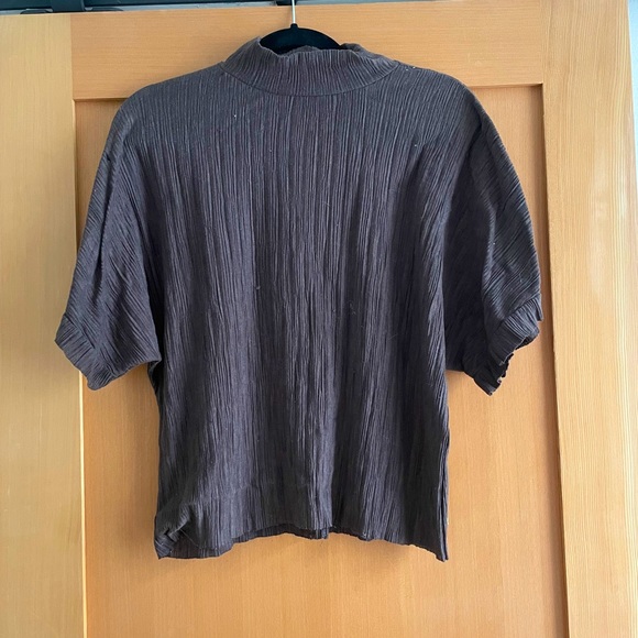 🌞 Pleated Mock-neck Top - Picture 2 of 3